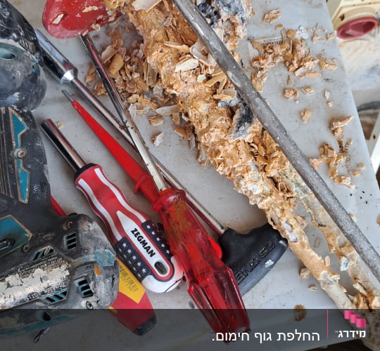 כלי עבודה על שולחן, כולל מברגים ומקדחה